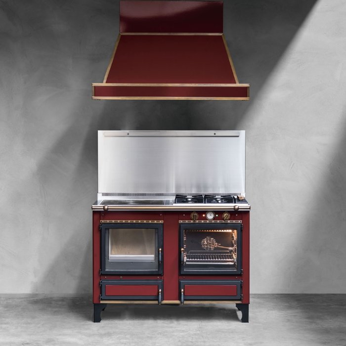 Печь-плита RUSTICA 120 LGE (J. Corradi) Внимание! Указана цена за структуру отопительно-варочной печи!, Отопительная печь-плита, работающая на дровах, газу и электричестве. Отделка - латунь или хром. Печь-плита идеально подходит для встраиваемых решений. Структура печи RUSTICA 120 LGE,Версия с дровяной топкой справа DX (опция),Верхнее подключение дымохода,Заднее подключение дымохода,4 газовые горелки,Газ: 8 кВт,Панель витрокерамика 4-зонная + поверхность дровяной печи (1 панель),Электричество: 6,4 кВт,Панель индукционная 4-зонная + поверхность дровяной печи (1 панель),Электричество: 7,4 кВт,   ,В компании Домотехника печи любой ценовой категории! Огромный выбор, доставка по России!